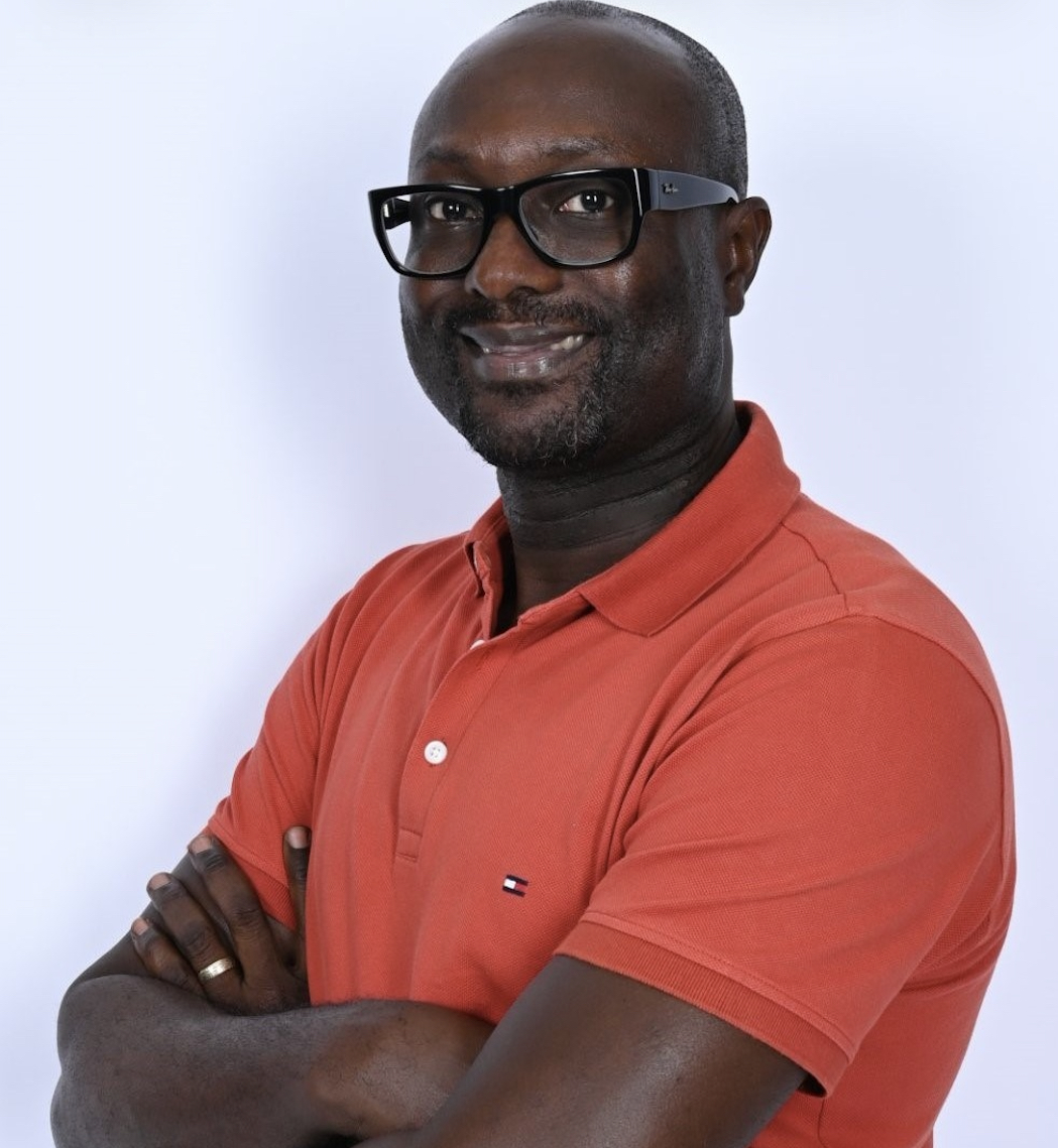 David Ayemle, Bauingenieur und systemischer Coach für Stabil im Wandel, lächelnd in einer professionellen und vertrauenswürdigen Atmosphäre.