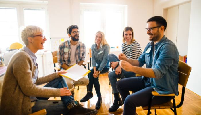 Ein Team in einem Workshop zur Verbesserung der Kommunikation und Zusammenarbeit durch die SIWA-Methode.